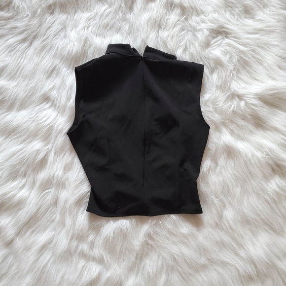 CHOKER NECK SLEEVELESS CROPPED TOP - Picture 3 of 3